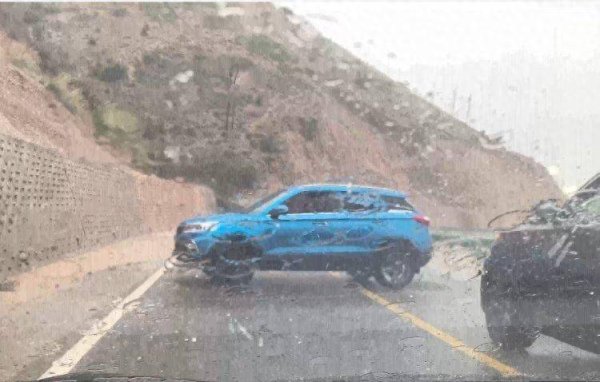 寻钱网 游客自驾伊犁遇泥石流：前方一辆车与泥石流赛跑，景区称无人员伤亡